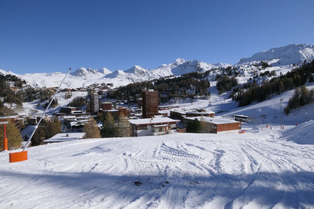 Where the connection from Aime2000 meets the wider piste dropping into Plagne Centre.  Snow blower on the left.